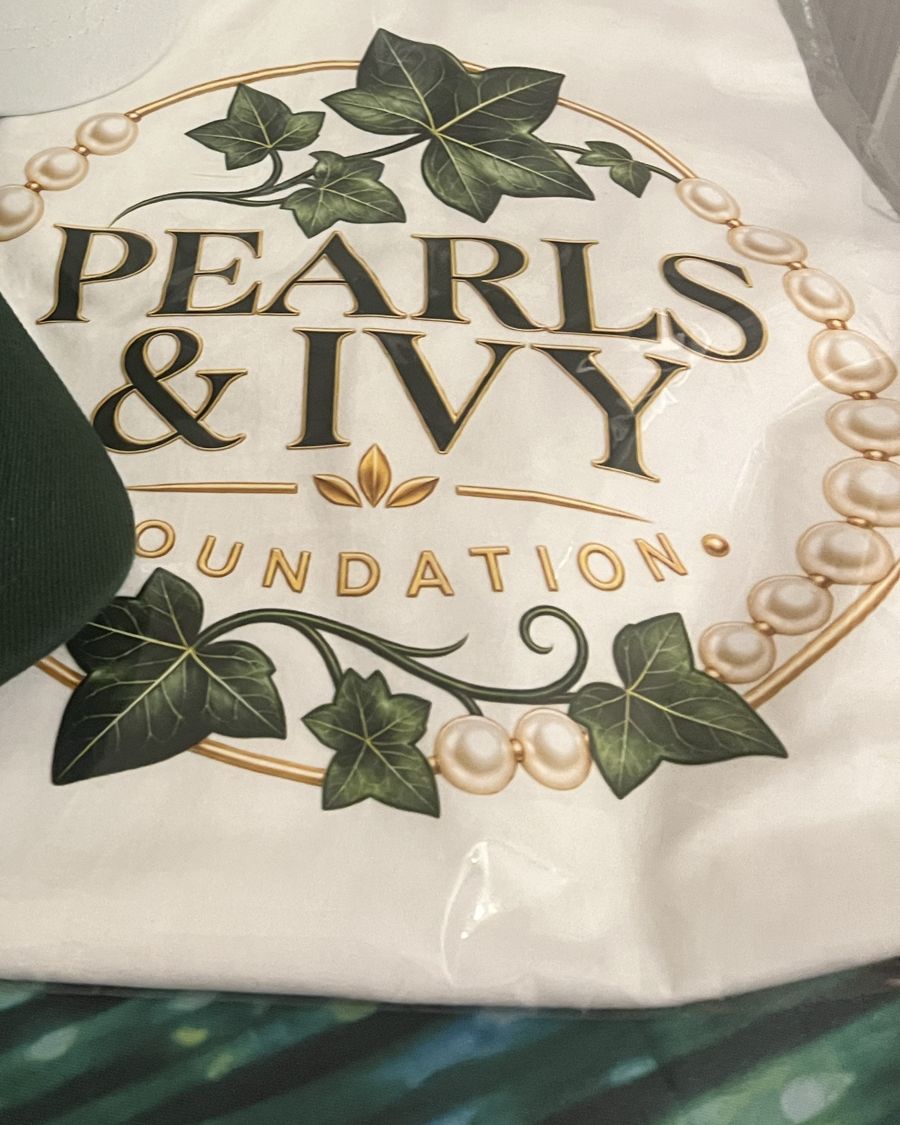White T-shirt with large Pearls & Ivy crest